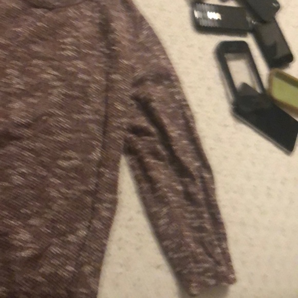 Long sleeve top goes to mid forearm - Picture 2 of 3